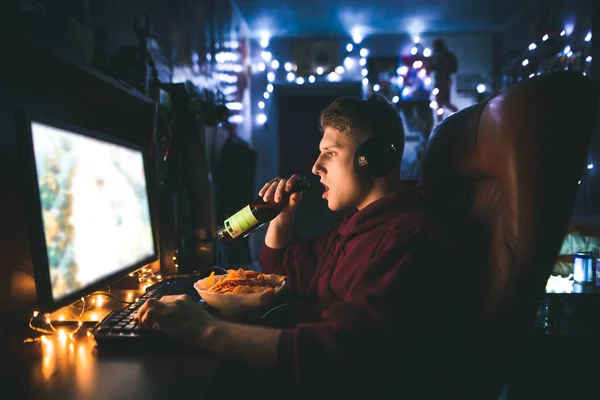 Porträt Eines Jungen Mannes Der Hause Videospiele Computer Spielt Und — Stockfoto