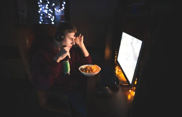 Geceleri Kulaklıklar Giyen Genç Adam Evde Bir Bilgisayar Kullanır Fiş — Stok fotoğraf