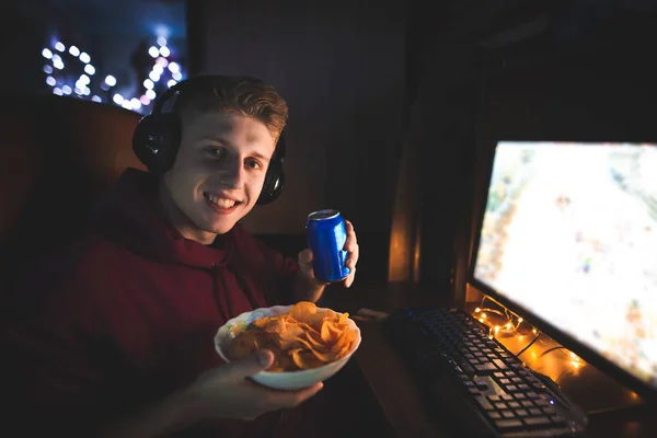 Estudante Usar Computador Come Fast Food Retrato Jovem Jogando Jogador — Fotografia de Stock