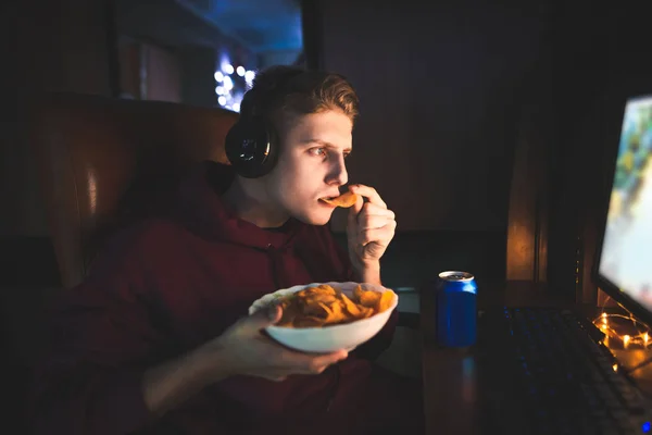 Young Man Eats Chips Night Drinks Beer Uses Computer Portrait — Stock Photo, Image