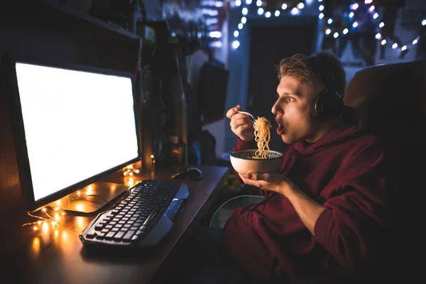 Jongeman Geconcentreerd Koptelefoon Zitten Aan Tafel Buurt Van Computer Het — Stockfoto