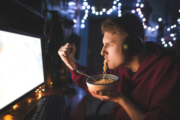 Emotionele Boze Tiener Speelt Video Games Een Computer Fastfood Eet — Stockfoto