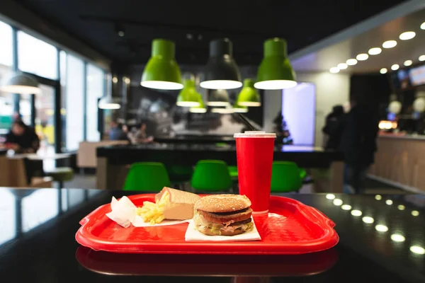 Fast Food Menü Auf Dem Tablett Schnellrestaurant Burger Pommes Und — Stockfoto