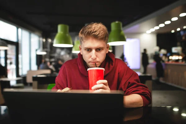 Retrato Joven Usando Portátil Café Bebiendo Una Bebida Roja Freelancer —  Fotos de Stock