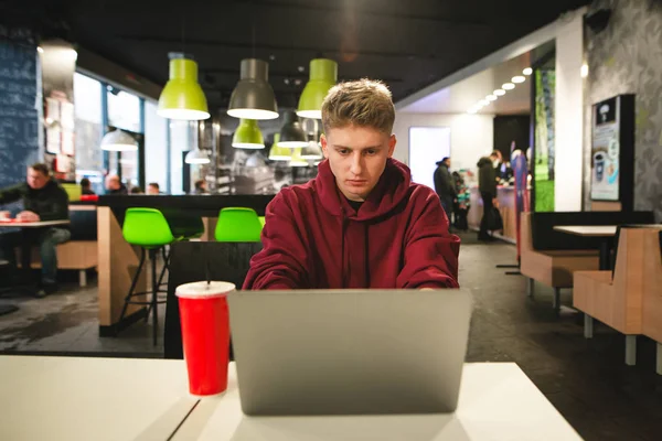 Individuo Enfocado Freelancer Trabaja Ordenador Portátil Café Comida Rápida Centra —  Fotos de Stock