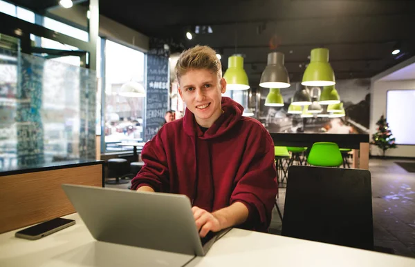 Joven Hombre Negocios Con Ropa Casual Sentado Una Mesa Café —  Fotos de Stock