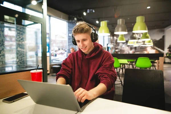 Joven Hombre Negocios Con Ropa Casual Auriculares Sentado Café Usando —  Fotos de Stock