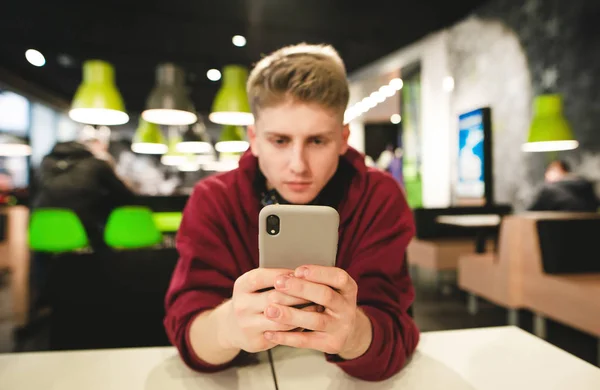 Joven Con Ropa Casual Auriculares Cuello Sentado Café Usando Internet — Foto de Stock