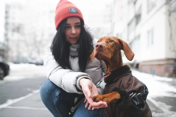 Young Woman Warm Clothes Sits Ground Puppy Background Street Winter — Stock Photo, Image