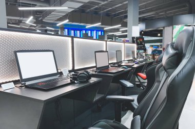 Oyun dizüstü bilgisayarlar, kulaklık ve koltuklar elektronik mağazasında. Profesyonel oyun ekipman teknoloji deposu için. Satın alınmış cybersports için oyun malzemeleri.