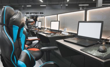 Bir sandalye ve bir dizüstü bilgisayar mağaza teknoloji ile oyun alanı. Profesyonel ekipman cybersport için. Satın alma bir oyun dizüstü bilgisayar, kulaklık, fare ve koltuklar. Oyun ekipmanları kavramı.