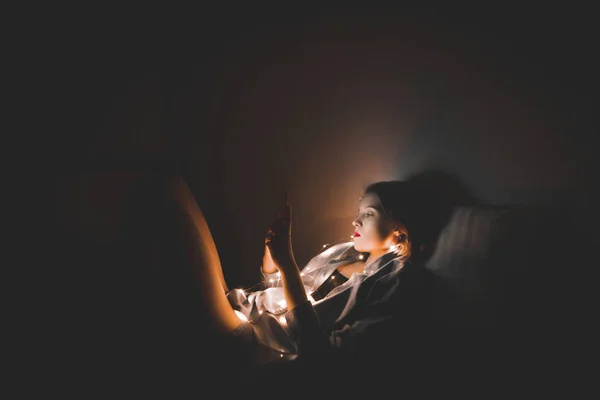 Mulher Atraente Fica Casa Cama Com Smartphone Nas Mãos Noite — Fotografia de Stock