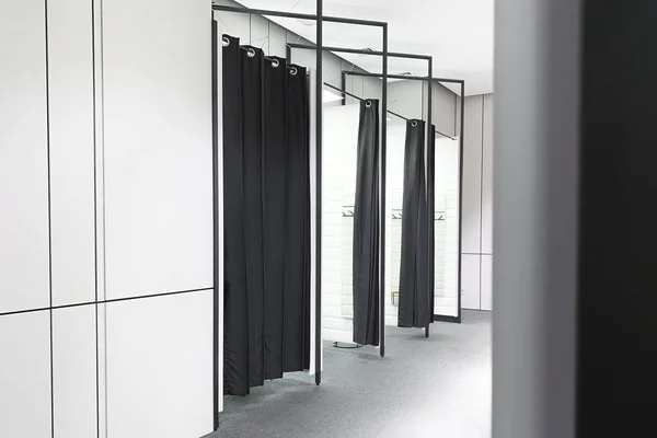Siyah Beyaz Giyim Mağazası Oda Uygun Alışveriş Kavramı Montaj Odasında — Stok fotoğraf