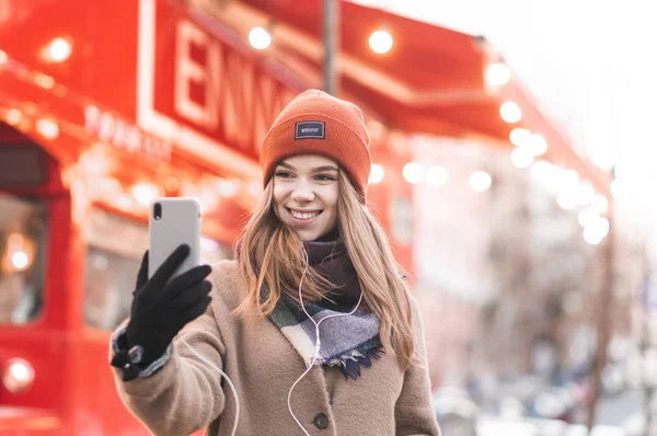 Close Πορτρέτο Του Ένα Χαμογελαστό Κορίτσι Ζεστά Ρούχα Παίρνει Selfie — Φωτογραφία Αρχείου