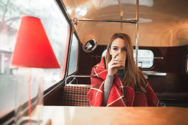 Портрет Девушки Сидящей Столом Уютном Ретро Кафе Пьющей Кофе Смотрящей — стоковое фото