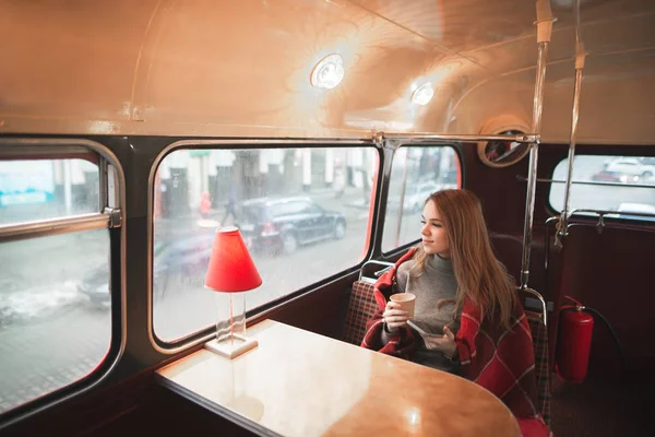 Otobüs Kafede Masada Oturan Genç Çekici Kadın Bir Battaniye Ile — Stok fotoğraf