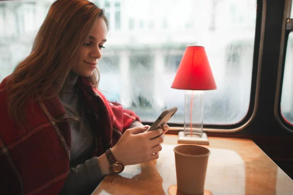 Mädchen Mit Einer Tasse Kaffee Sitzt Einem Café Und Benutzt — Stockfoto