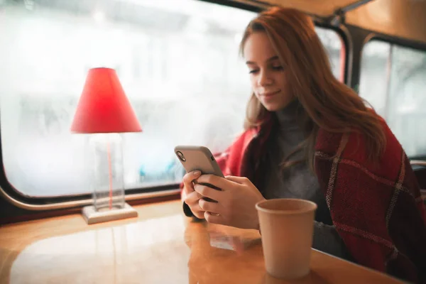 Estudiante Sonriente Está Cubierta Con Una Manta Sienta Acogedor Café — Foto de Stock