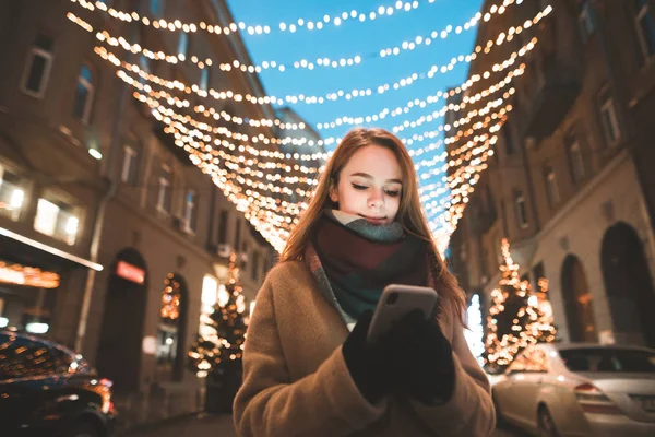 Retrato Uma Menina Roupas Quentes Livre Contra Fundo Luzes Bokeh — Fotografia de Stock