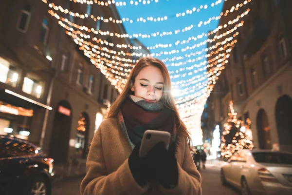 Retrato Noite Uma Mulher Feliz Com Smartphone Suas Mãos Fundo — Fotografia de Stock