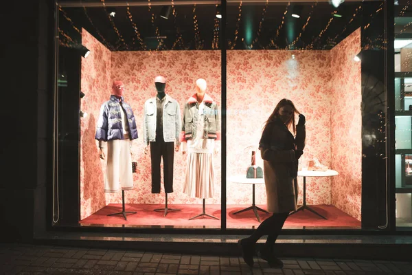 Retrato Una Chica Fondo Escaparate Una Tienda Moda Chica Camina — Foto de Stock