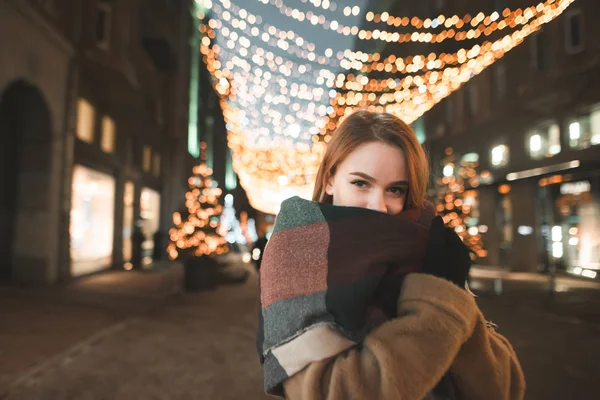 Retrato Noturno Uma Linda Menina Roupa Quente Fundo Cidade Luzes — Fotografia de Stock