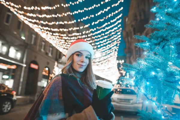Retrato Rua Uma Mulher Usando Chapéu Natal Fica Rua Perto — Fotografia de Stock