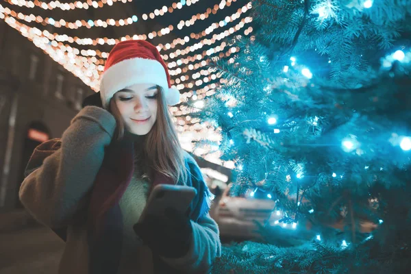Ελκυστικό Κορίτσι Στο Χριστουγεννιάτικο Καπέλο Που Στέκεται Στο Δρόμο Χριστουγεννιάτικο — Φωτογραφία Αρχείου