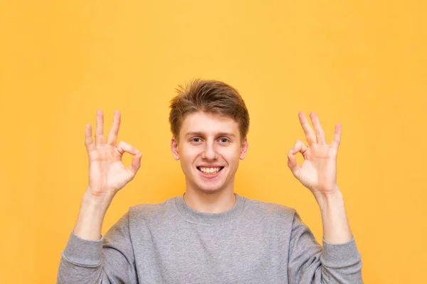 Joven Muestra Que Gusta Mira Cámara Aislado Sobre Fondo Amarillo — Foto de Stock