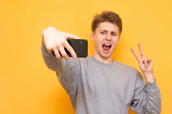 Foto Van Een Jonge Man Nemen Selfie Een Smartphone Geïsoleerd — Stockfoto
