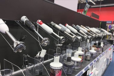 Birçok karıştırıcılar teknoloji depodaki rafta. Satın alma ve bir ev aleti deposunda bir blender seçme.