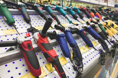 Açı değirmeni süpermarkette rafta. Açı değirmeni mağaza rafındaki geniş yelpazesi. Seçme ve açı değirmeni araçları onarım için satın. Arka plan.