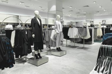 Kadınlar için modern giyim mağazası iç. Resmi kıyafetler moda butik departmanı. Giyim mağazasında alışveriş. Mankenler kıyafetleri standı