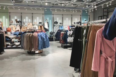 İnsanlar olmadan modern giyim mağazası iç. Rahat boutique şık giysileri ile. İç modern bir kitle pazardır. Arka plan. Boşaltmak