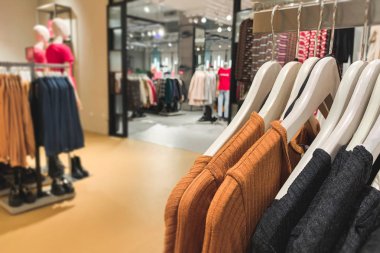 Arka plan. Butik rahat bulanık arka plan üzerinde elbise askıları. Alışveriş kavramı. Modern giyim mağazası. Kavram indirim. Boşaltmak