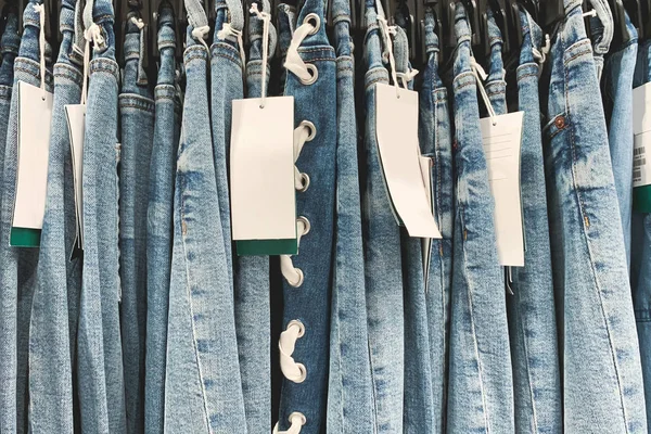 Fundo Borrado Com Jeans Calça Jeans Fundo Uma Loja Roupas — Fotografia de Stock