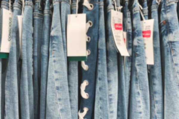 Fundo Borrado Com Jeans Calça Jeans Fundo Uma Loja Roupas — Fotografia de Stock