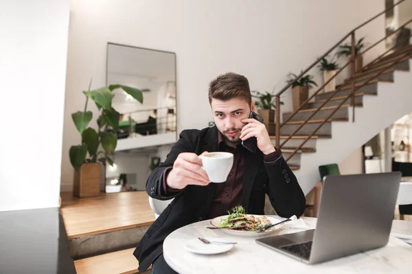 Barbudo Hombre Traje Sienta Café Con Plato Ensalada Ordenador Portátil —  Fotos de Stock