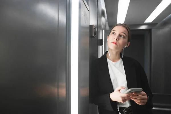 Asansörde Kat Numaradan Arıyorum Onu Akıllı Telefon Kulaklık Kullanarak Iddialı — Stok fotoğraf