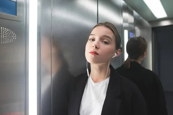 Retrato Uma Funcionária Elevador Ouvir Música Nos Auscultadores Empresária Ambiciosa — Fotografia de Stock