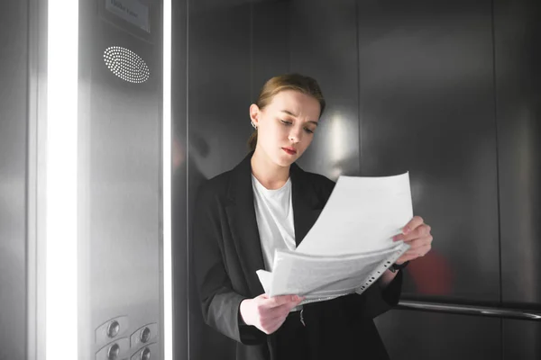 Kadın Finansal Analist Eğitim Belgeleri Holding Ayakta Asansörde Makaleler Ddialı — Stok fotoğraf
