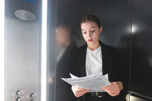 Joven Empresaria Concentrada Traje Leyendo Fondo Los Documentos Ascensor Ambicioso — Foto de Stock