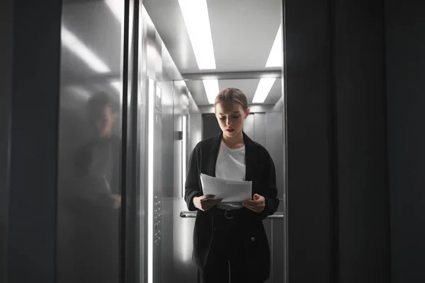 Drukke Geconcentreerde Kantoor Werknemer Het Lezen Van Documenten Terwijl Lift — Stockfoto