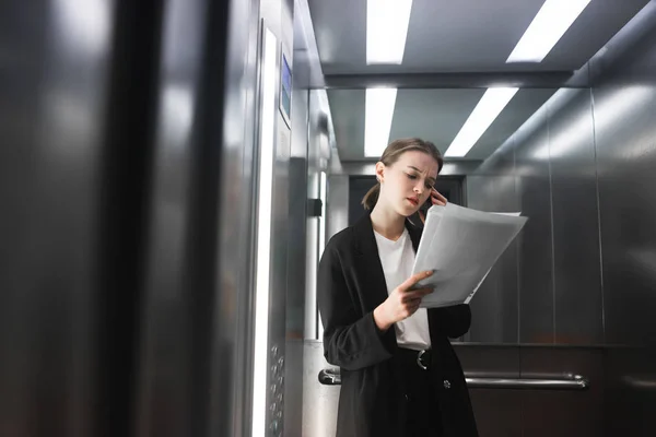 Onun Smartphone Üzerinde Konuşmak Asansör Belgelerinde Kontrol Ciddi Kadın Ofis — Stok fotoğraf