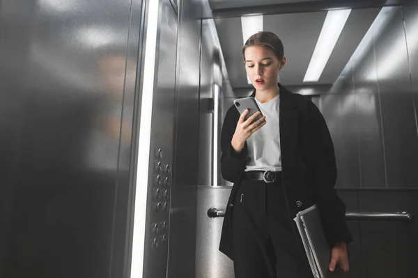 Hermosa Mujer Negocios Exitosa Está Utilizando Teléfono Inteligente Celebración Computadora — Foto de Stock