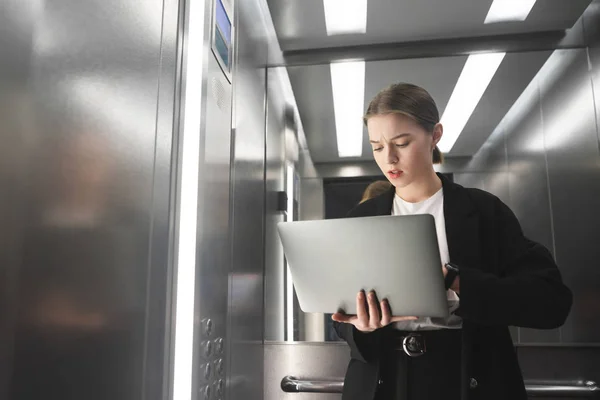 Retrato Una Trabajadora Oficina Usando Portátil Ascensor Mientras Estaba Apurada — Foto de Stock