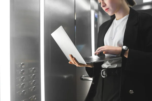 Asansörde Bir Acele Olurken Onu Laptop Kullanarak Işçisi Kadın Ofis — Stok fotoğraf