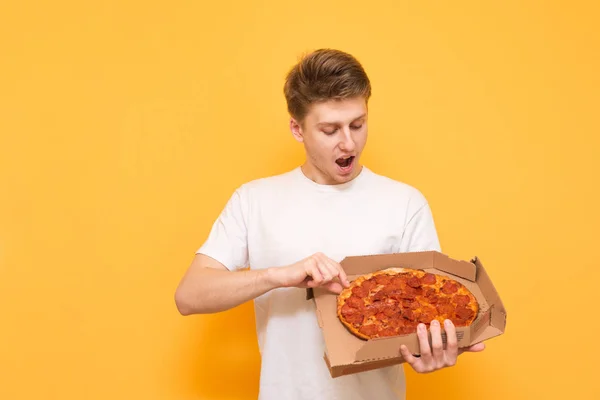 Joven Positivo Con Una Camiseta Blanca Levanta Sobre Fondo Amarillo — Foto de Stock