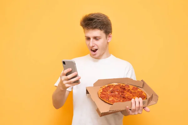 Ein Fröhlicher Junger Mann Weißen Shirt Hält Eine Schachtel Pizza — Stockfoto