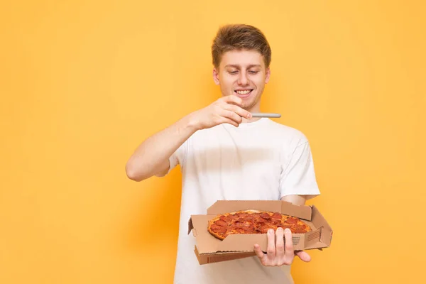 Cara Sorridente Segura Uma Caixa Pizza Fresca Faz Uma Foto — Fotografia de Stock